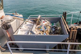 Da Ancona a Bangkok, battello-spazzino pulisce il mare. Più mascherine e guanti che bottigliette, situazione allarmante